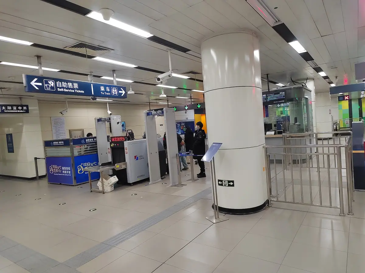 Eine Sicherheitskontrolle in einer Pekinger U-Bahn-Station