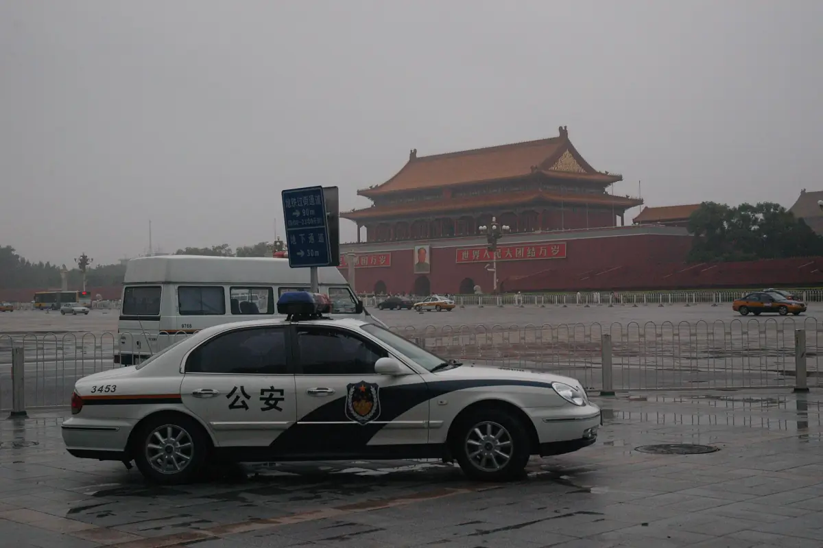 Verkehr auf der Chang'an-Straße steht für die Flaggenzeremonie still