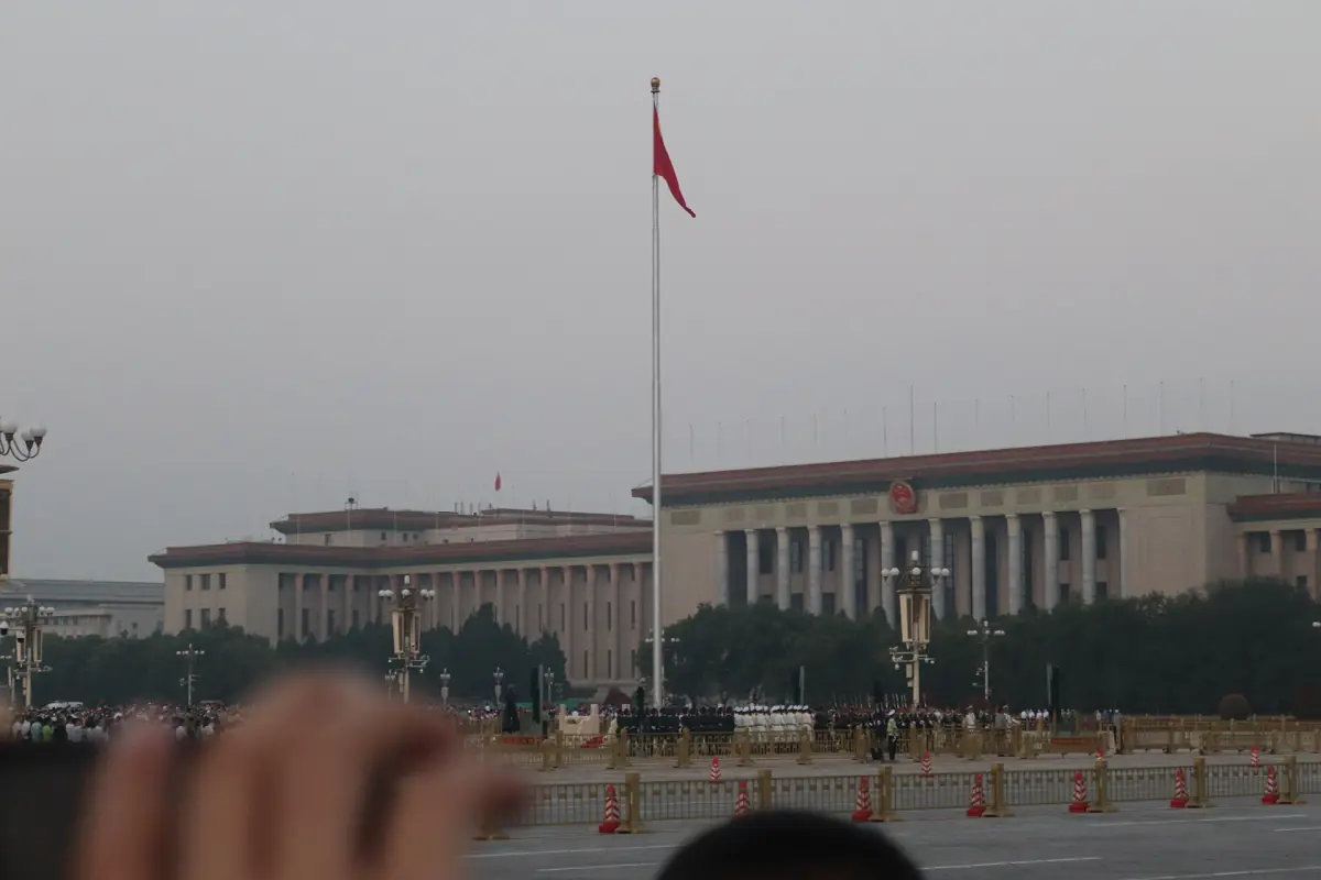 Besucher sehen zu, wie die Flagge gehisst wird