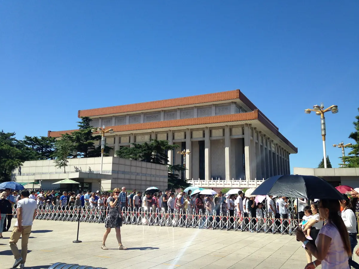 Besucher vor dem Mausoleum