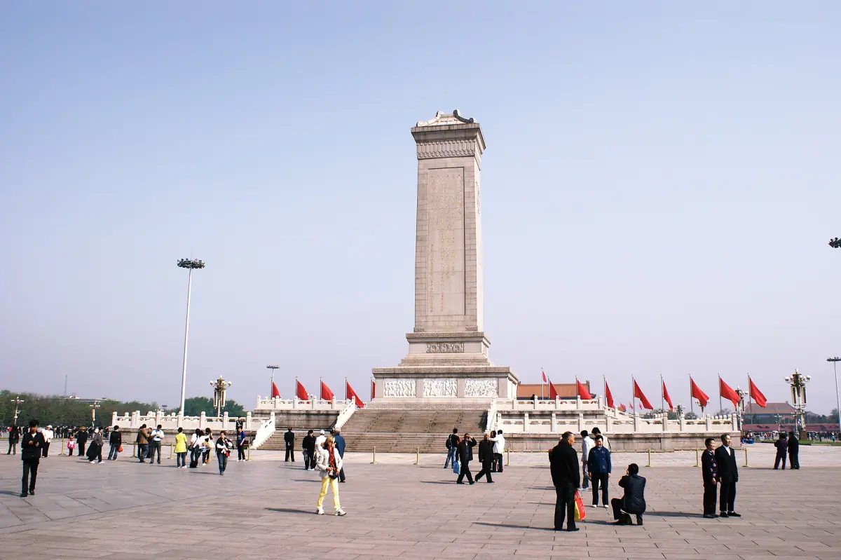 Das Denkmal und der weite Platz