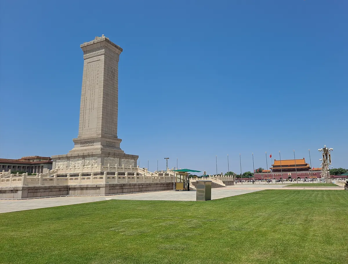 Das Denkmal der Volkshelden von der Seite