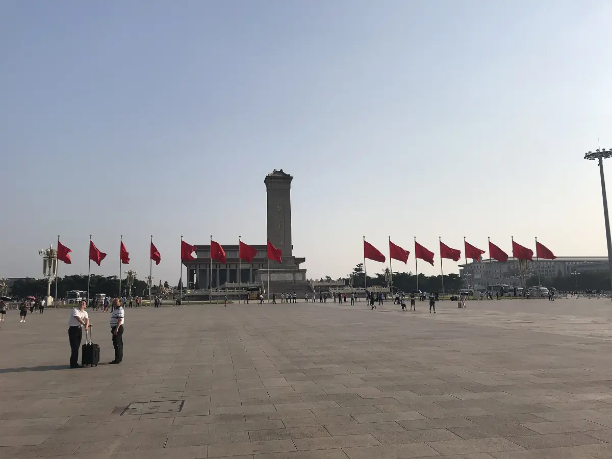 Das Denkmal der Volkshelden auf dem Platz
