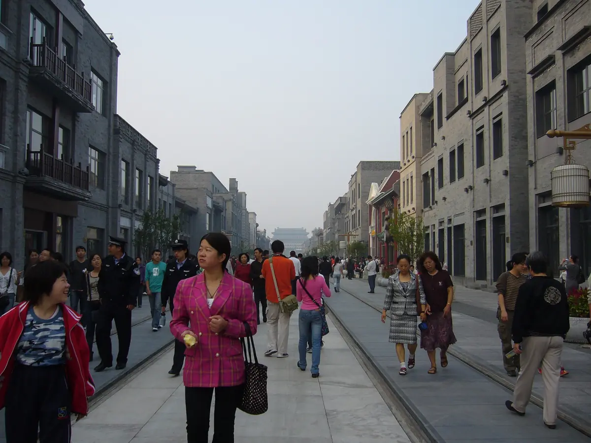 Menschen auf der Qianmen-Straße