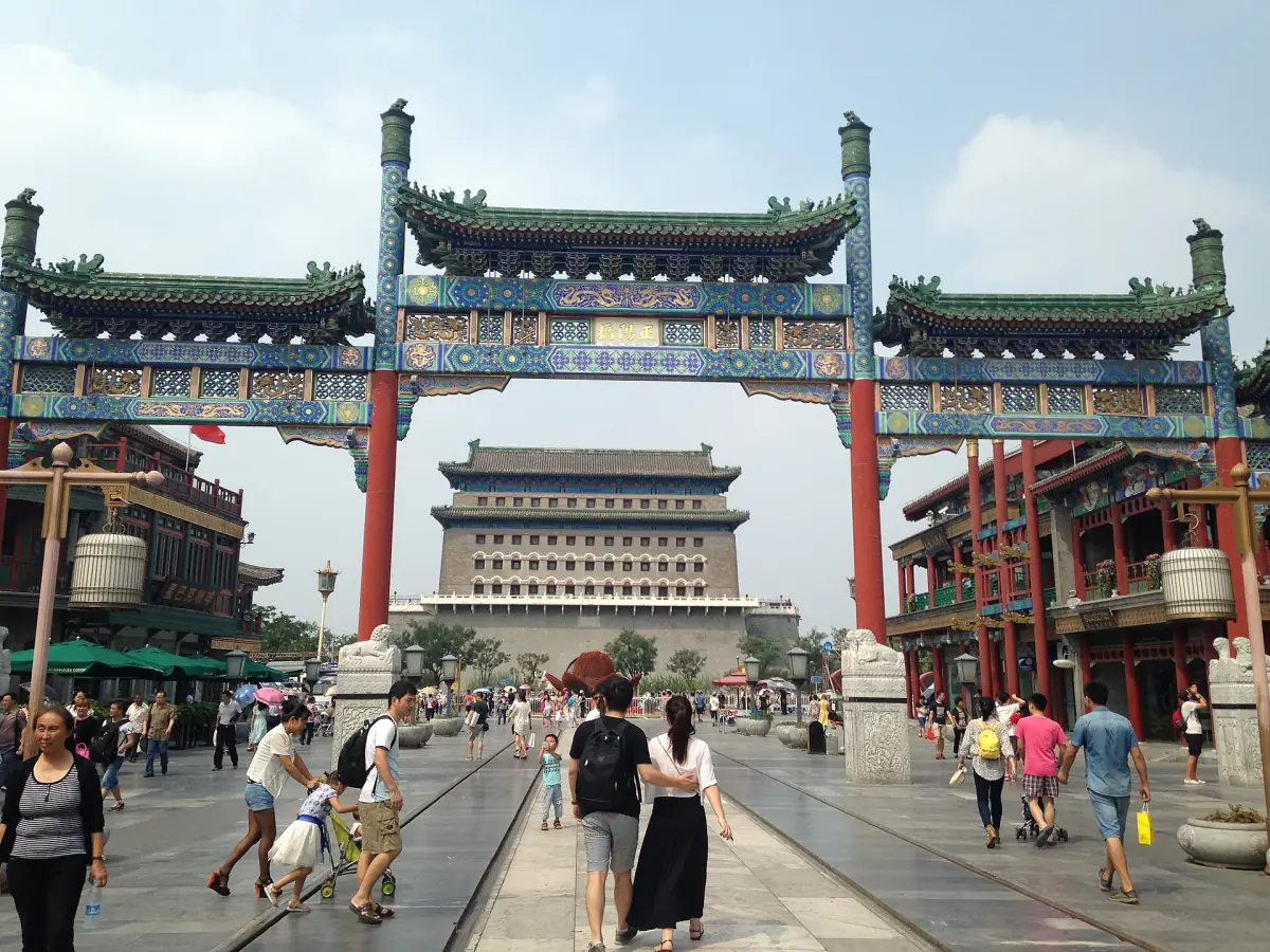 Der Torbogen der Qianmen-Straße mit dem Wachturm dahinter