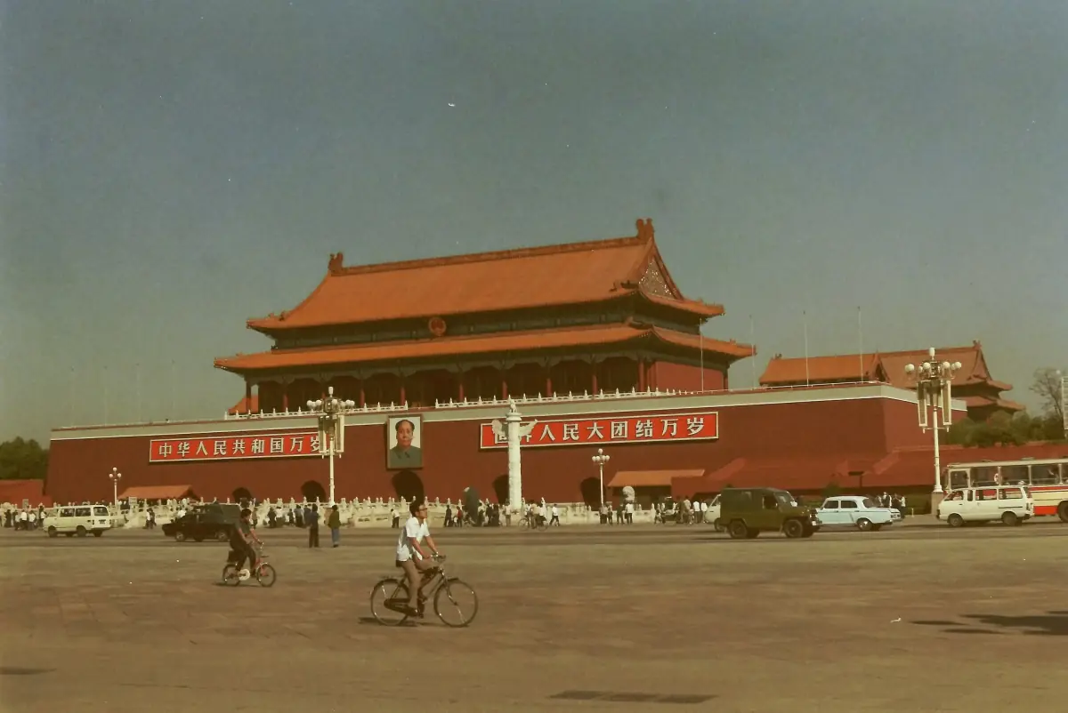 Das Tiananmen-Tor von Südosten im Jahr 1984