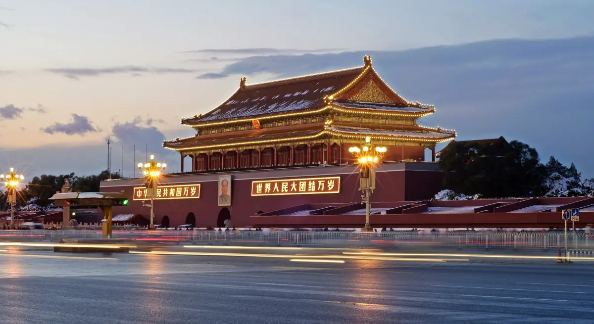 Das Tiananmen-Tor nachts beleuchtet