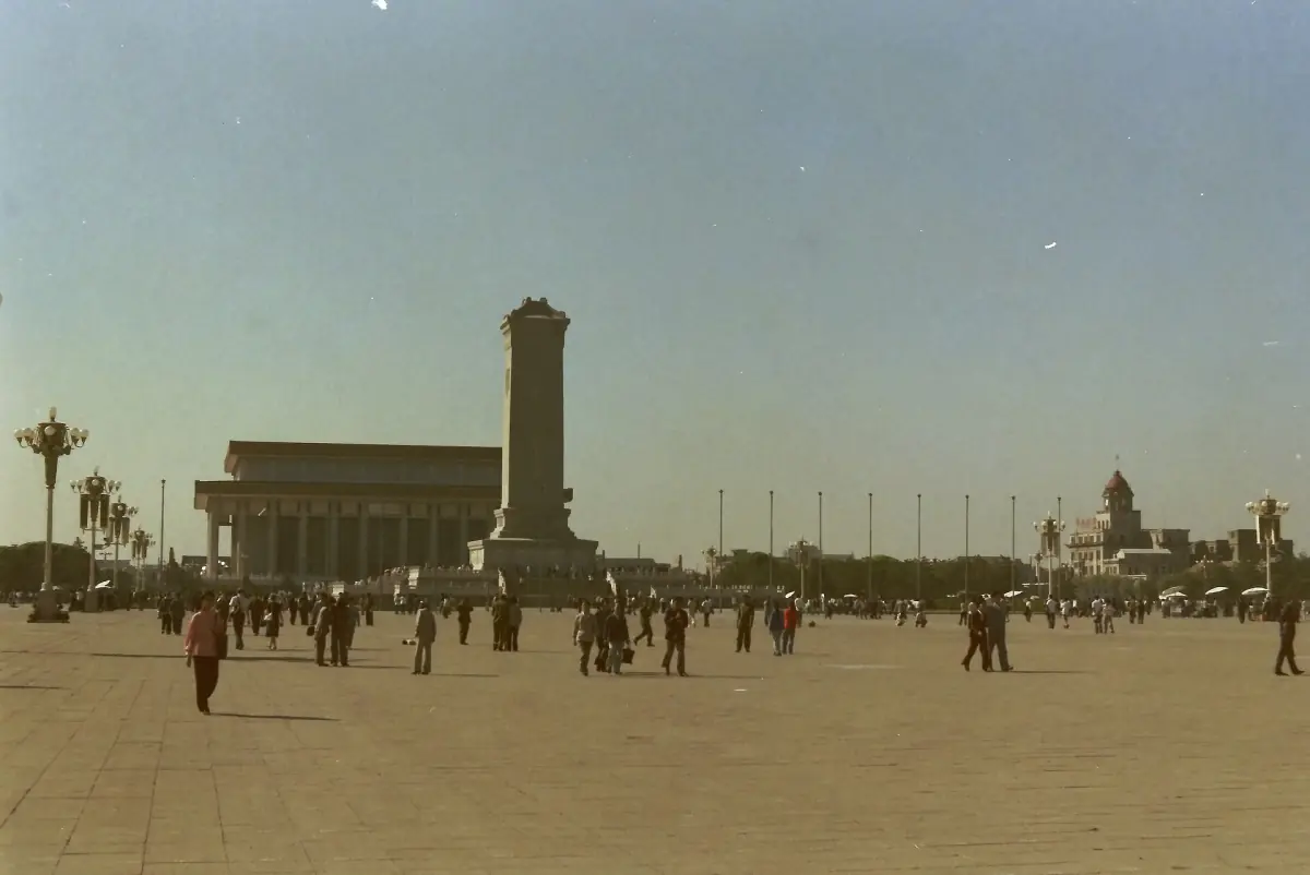 Der Tiananmen-Platz von Norden im Jahr 1984