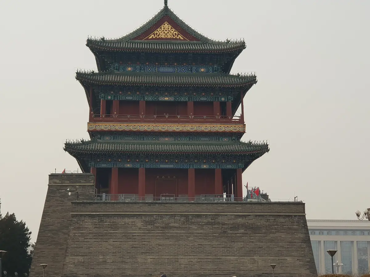 Der Torturm Zhengyangmen am Südende des Platzes